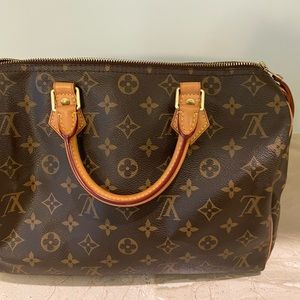 Louis Vuitton Speedy 40, used but looks new Strap included. Excellent condition